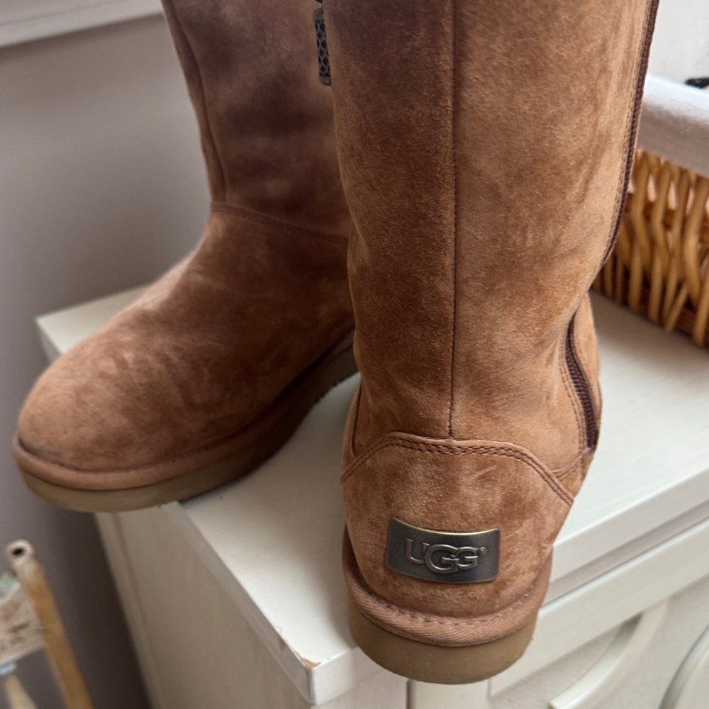 UGG Chestnut Boots with Soft Cream Lining - Picture 4 of 4